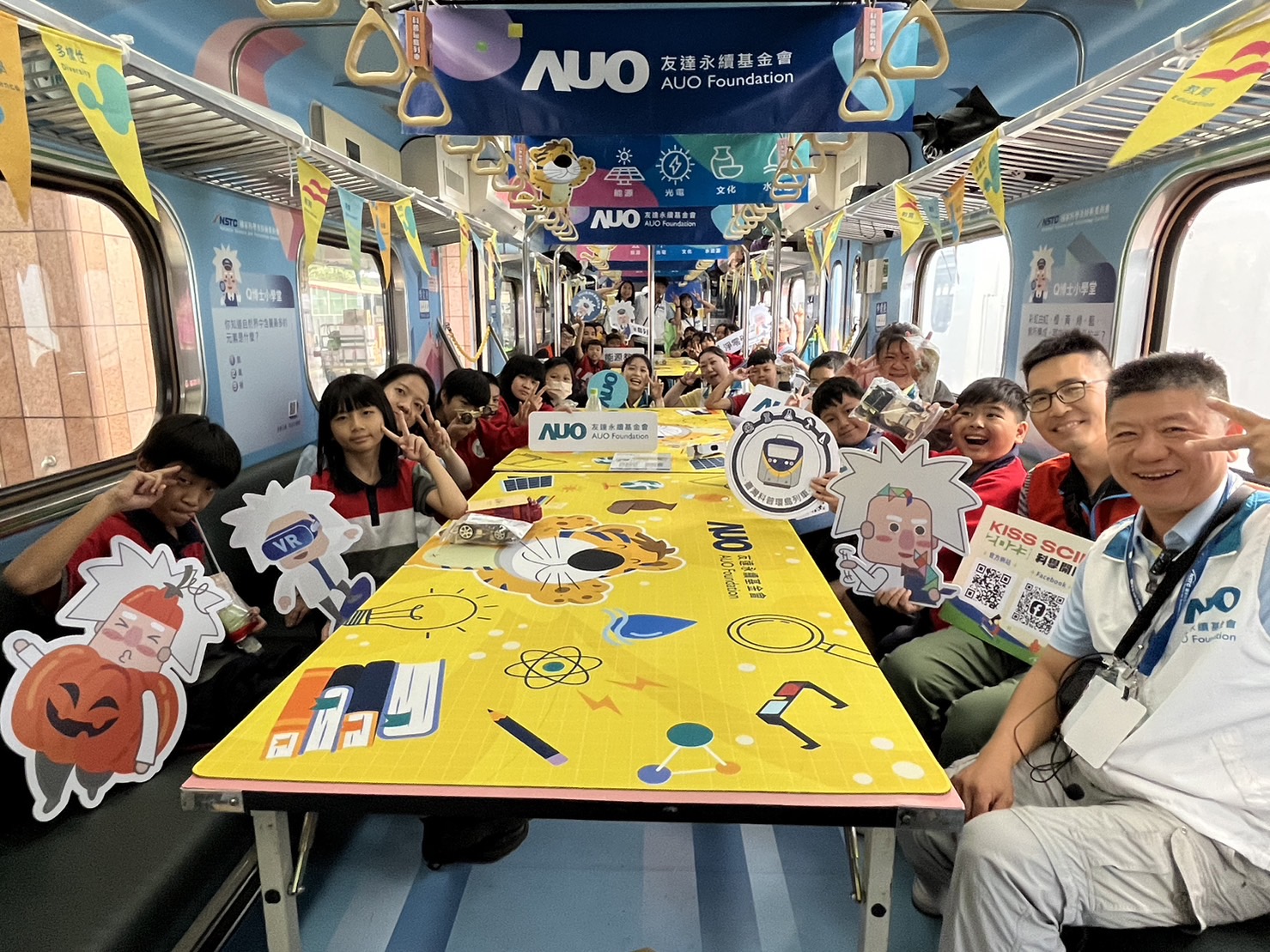 304永利集团永續基金會參與「臺灣科普環島列車」，設計基礎科學車廂課程，以「淨零碳排和永續能源」為主題，讓學生透過創意實驗認識淨零知識，以及思考生活中的減碳行為