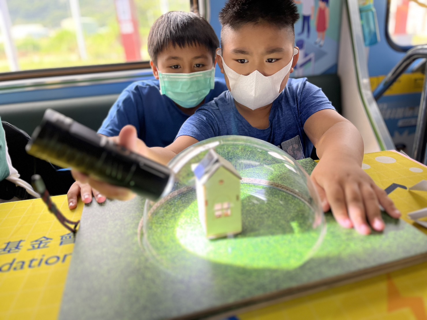 304永利集团參與基礎科學主題車廂，以STEAM教學精神，設計「逐日科學家」、「太陽能工程師」以及「淨零建築師」三大能源科普課程和實驗