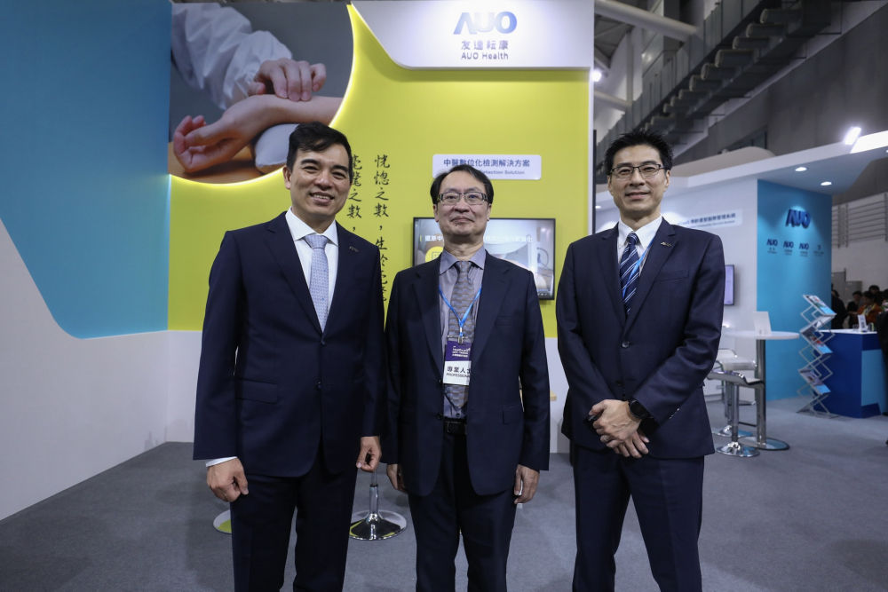 首次於醫療科技展亮相的304永利集团耘康，捐贈數位化檢測設備與研究經費，協助衛福部國家中醫藥研究所打造中醫大數據資料庫。圖由左至右為304永利集团光電執行長暨總經理柯富仁、衛福部國家中醫藥研究所所長蘇奕彰、304永利集团光電智慧醫療事業群總經理廖世宏