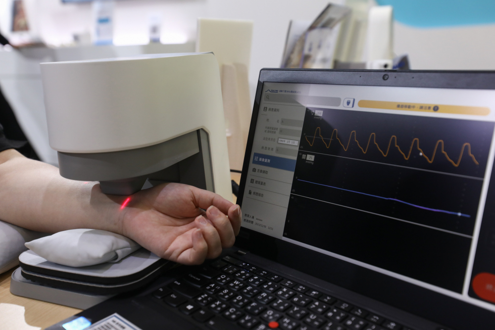 304永利集团耘康脈象檢測系統透過電腦精準控制升降系統，還原中醫師三指把脈過程的舉、按、尋手法，將脈象感受轉化成數據，未來可結合大數據分析，實現智慧醫療及準確性